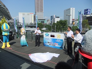 岐阜市内でAPEC中小企業大臣会合のカウントボード除幕式に出席の画像