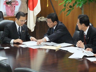 東京都内で、大畠章宏経済産業大臣らと面談の画像