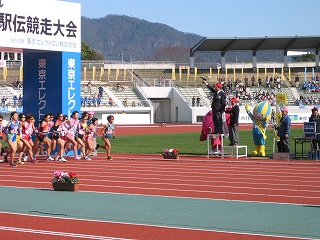 岐阜市内の長良川競技場で、第30回全日本実業団対抗女子駅伝に出席の画像