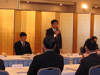 岐阜市内で、中部経済連合会との懇談会に出席の画像