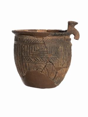 縄文時代前期の土坑684号から出土した縄文土器の小型の深鉢です。