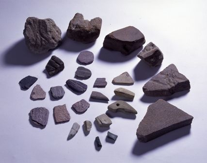 遺跡南西部で出土した石製品生産に関連する遺物