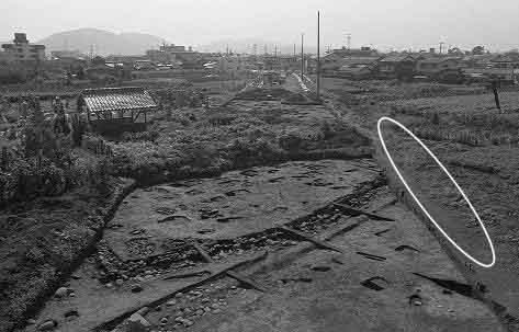 昭和58年度今渡遺跡発掘調査の様子（今年度は白線で囲った範囲を調査します）