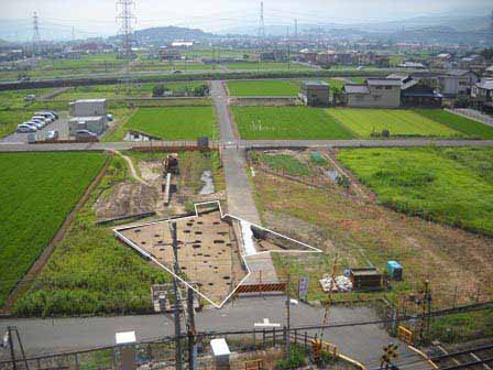 興福寺遺跡の西側発掘区の遠景写真（東から撮影）