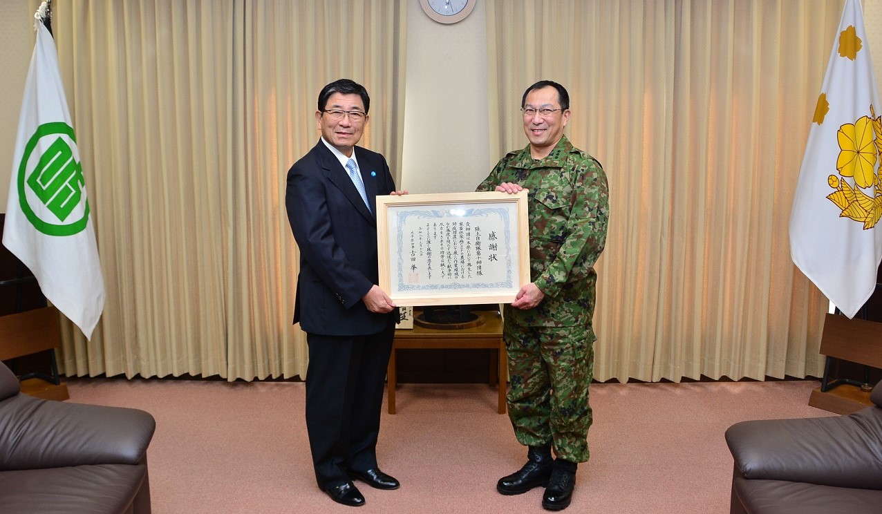 鈴木直栄陸上自衛隊第10師団師団長に感謝状を贈呈しました