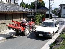 農作業機械と車のすれ違い状況