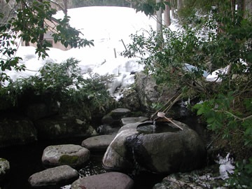 鳩谷八幡神社の清水