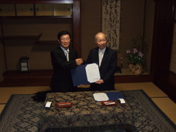 握手する両県知事の写真