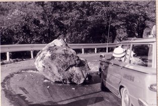 道路に岩が座った堀越峠
