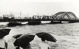 橋桁近くに達する長良川の水位