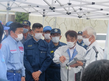 •令和2年7月豪雨災害被害状況視察(赤羽国土交通大臣)の様子 •令和2年7月豪雨災害被害状況視察(赤羽国土交通大臣)の様子