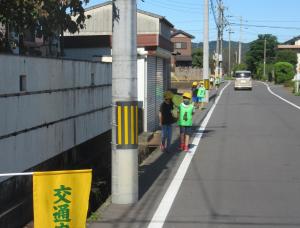 校舎外での歩行訓練の状況