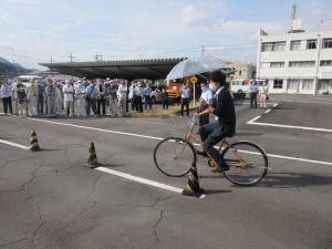 自転車の片手運転実演状況