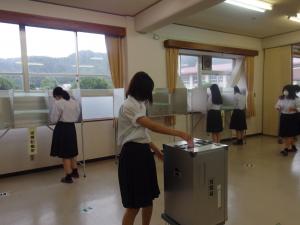 岐阜県立揖斐高等学校にて模擬選挙を実施しました