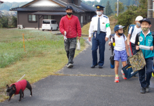 児童と下校するわんわんパトロール隊の写真
