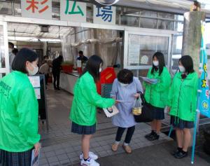 買い物に訪れた地域住民へ被害防止を呼び掛けるMSリーダーズ