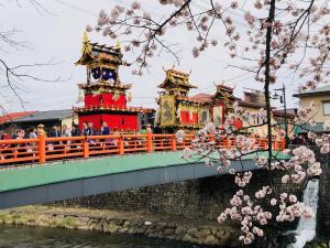 春の高山祭り