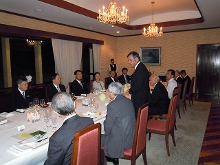 駐シンガポール日本国大使公邸で、岐阜県産の食材を使った夕食会に出席の画像
