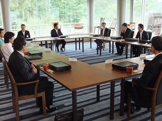 高山市内で、飛騨木工産業界関係者との意見交換会に出席の画像