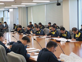 県庁で、短期的・局地的豪雨を想定した防災訓練に出席の画像