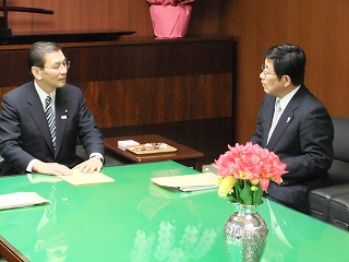 東京都内で、大畠章宏国土交通大臣と面談の画像