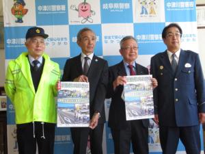 ポスターを手に写真撮影