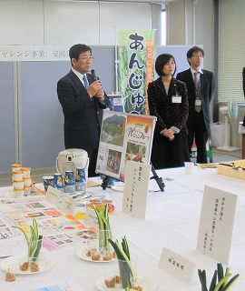 県庁で、「地域振興チャレンジ事業」参加者との意見交換会に出席の画像
