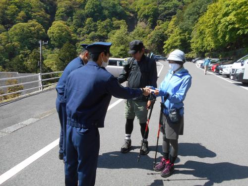 登山者に声を掛け啓発活動