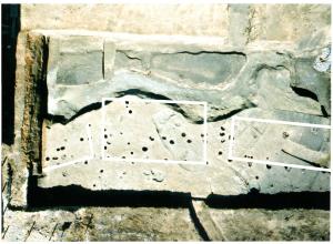 前回の発掘調査で見つかった掘立柱建物の遺構写真です