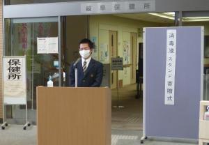 消毒スタンドを作った経緯を話している岐阜工業高等学校の生徒