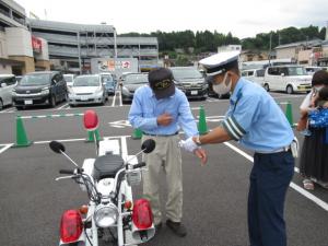 反射材を渡す様子