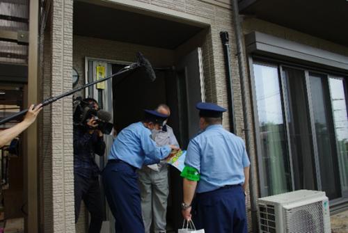 住宅に施錠してくださいと呼び掛ける状況