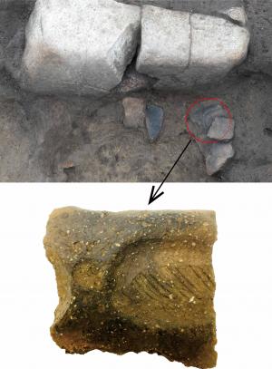 石囲炉の内側から出土した縄文土器の写真です