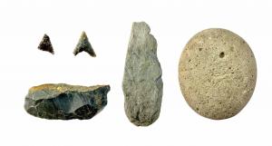 当遺跡で出土した石器の写真です