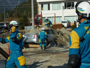土砂に巻き込まれた乗用車を救出する状況