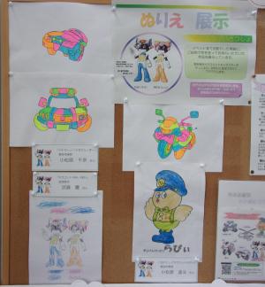 警察署玄関でぬりえを展示