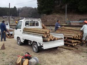 地域住民による間伐材の運び出し