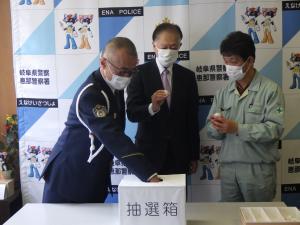 抽選している写真