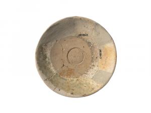 円文のある灰釉陶器の皿