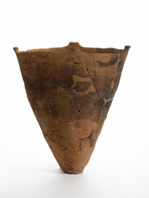 縄文時代早期の土坑墓33号から出土した縄文土器の深鉢です。底部は小型の平底です。