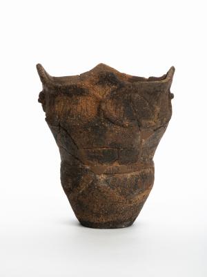 縄文時代中期の竪穴建物32号から出土した縄文土器の小型の深鉢です。