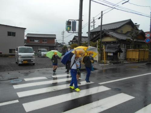 下校時の小学生に対し交通安全指導