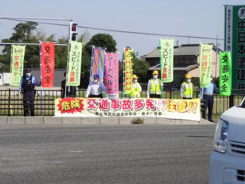 交通事故防止活動「人波作戦」の実施