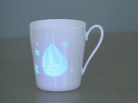 特殊な光を当てると絵が浮かび上がります