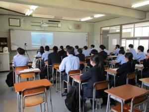 画像（サイバーセキュリティ対策講話を聴講する益田清風高校生徒