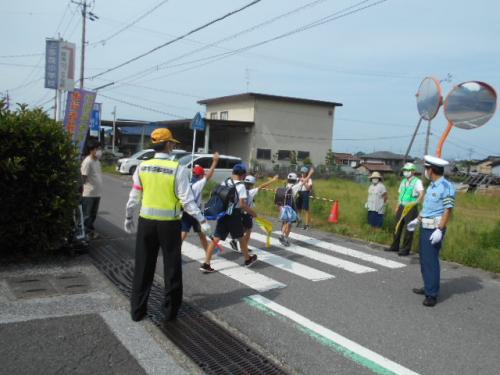 R4下校する小学生に対する交通安全指導