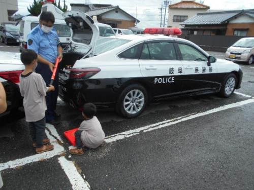 信号機等について学ぶ可愛い来訪者