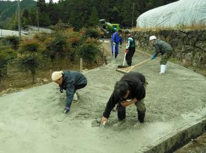 ふるさと水と土指導員活動  （農道のコンクリート舗装）