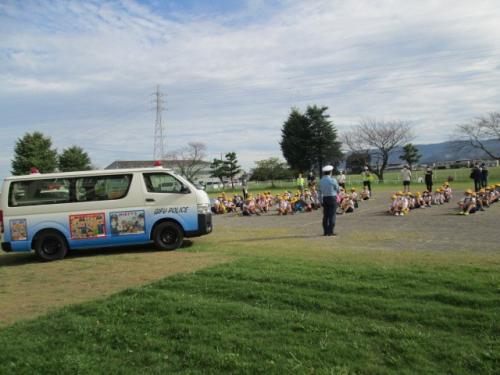 移動交番車の説明と交通安全など指導する様子