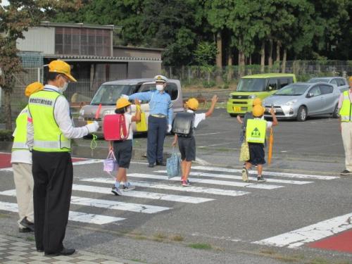 下校する児童に対して交通安全指導